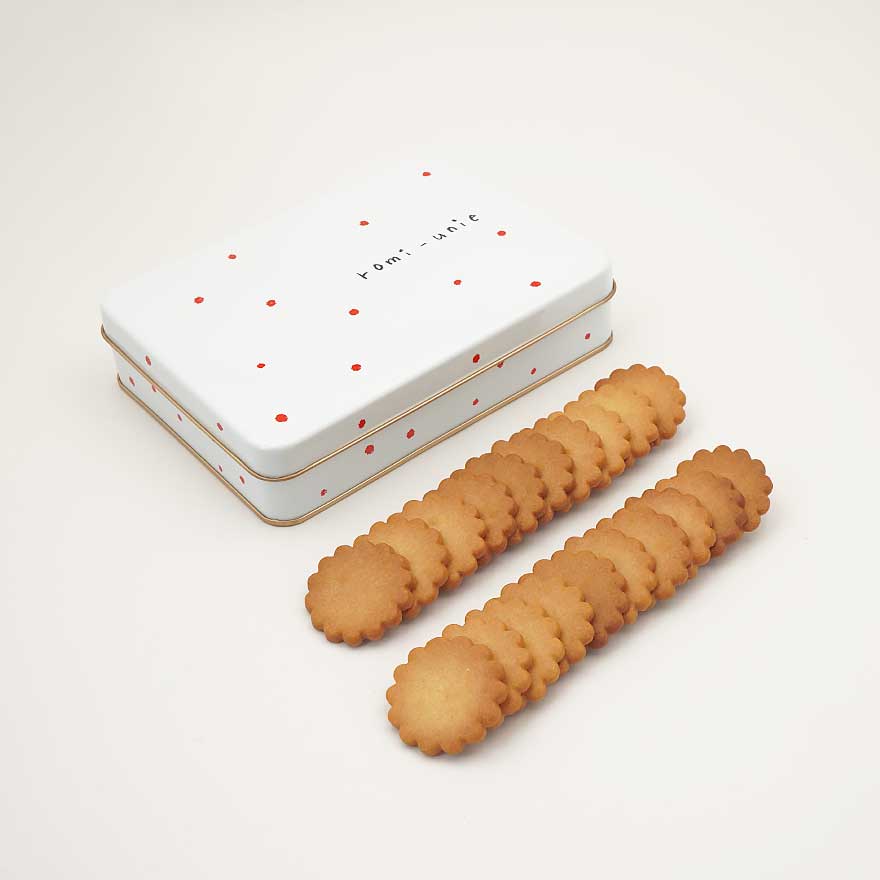 ドット柄の缶にバター香る素朴な味わいのひと口クッキーの詰め合わせ