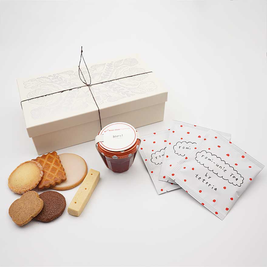 サブレ6枚とジャム、紅茶を詰め合わせたティータイムにぴったりなセット