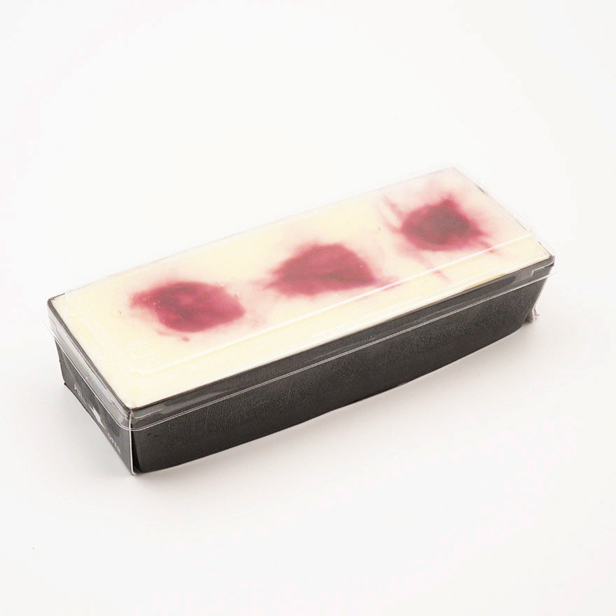 ブルーベリーとカシスのジャムを挟んだレアチーズケーキ