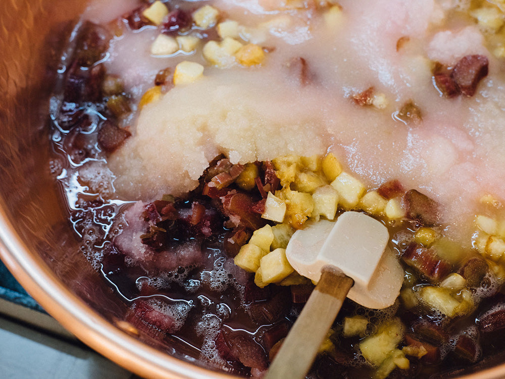 ジャム用の銅鍋で煮ること